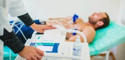Лікар проводить обстеження людини