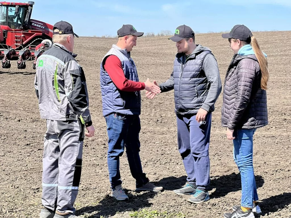 Група людей в полі