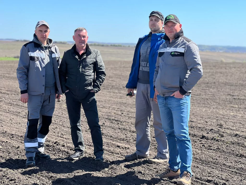 Четверо чоловіків в полі