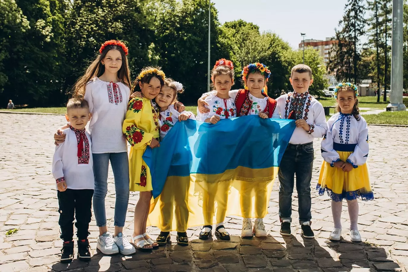 Діти в вишиванках з прапором в руках