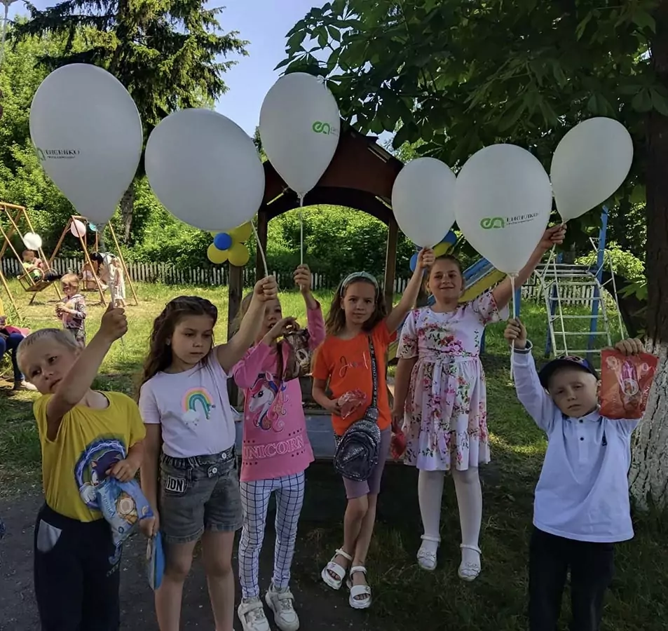 Діти з повітряними кульками на святковому заході