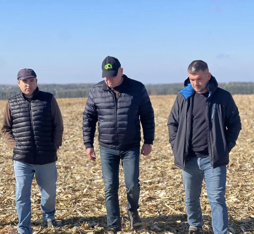 Три чоловіки працюють в полі