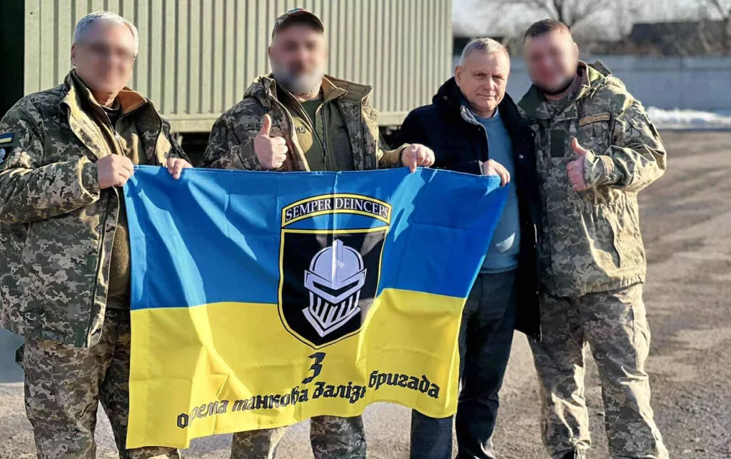 Група військовослужбовців з прапором