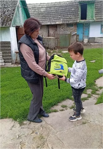 «Крила Відважних» дитина отримує подарунок